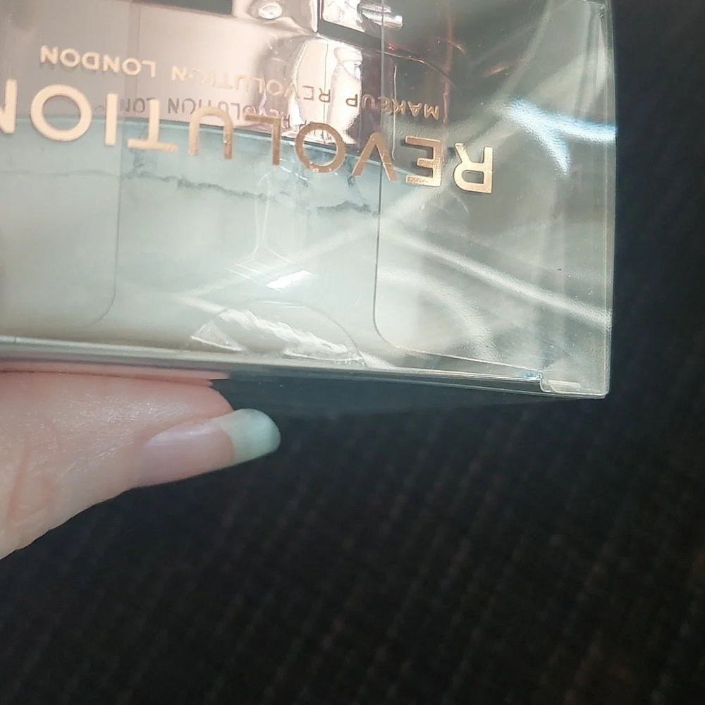 New‎ revolution loose setting powder light yellow